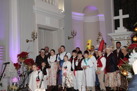Wspólne zdjęcie zespołów występujących w kościele ewangelicko-augsburskim Ap. Piotra i Pawła w Wiśle Centrum